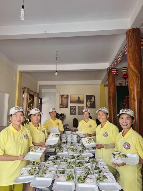 Nấu ăn hàng tháng cho bệnh nhân nghèo tại bệnh viện