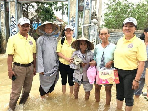 Hình ảnh chư Ni và thiện nguyện viên Hội Phổ Hiền tại Thừa Thiên Huế cứu trợ đồng bào nạn nhân lũ lụt tại các vùng bị cô lập