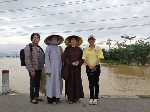 Hình ảnh thiện nguyện viên Hội Phổ Hiền tại Thừa Thiên Huế đang trên đường đi cứu trợ