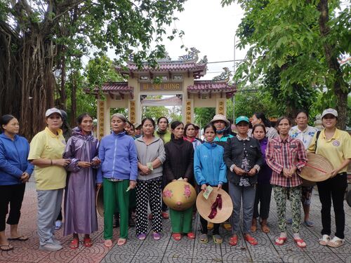 Giúp đỡ đồng bào nghèo trong mùa bão lụt tại Thị Trấn Thuận An, Thừa Thiên Huế