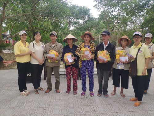 Cứu trợ đồng bào nạn nhân bão lụt tại huyện Quảng Điền, Thừa Thiên Huế
