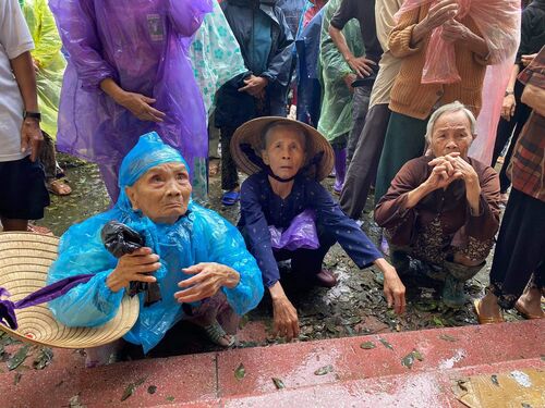 Cứu trợ đồng bào nạn nhân bão lụt tại huyện Nghĩa Hành, tỉnh Quảng Ngãi