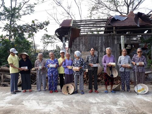 Giúp đỡ nạn nhân bão lụt nghèo tại huyện Đại Lộc, tỉnh Quang Nam