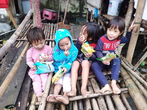 Đi thăm và giúp đỡ đồng bào nghèo tại Phú Vang, Thừa Thiên Huế trong mùa đông lạnh