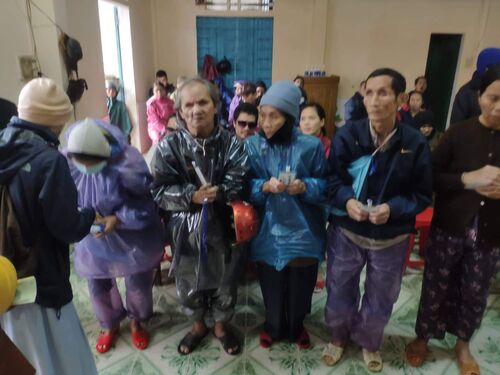 Giúp đỡ người khiếm thị tại Thừa Thiên Huế trong một ngày mưa lạnh