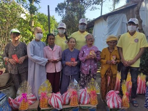 Giúp đỡ các cụ già bệnh yếu neo đơn và người tàn tật tại Quảng Nam nhân dịp Tết Tân Sửu