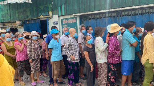 Giúp đỡ bữa ăn cho bệnh nhân nan y và người dân nghèo ở Sài Gòn trong mùa dịch