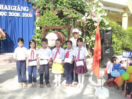 Hình ảnh phát học bổng bảo trợ hàng tháng cho các em học sinh nghèo tại Đà Nẵng