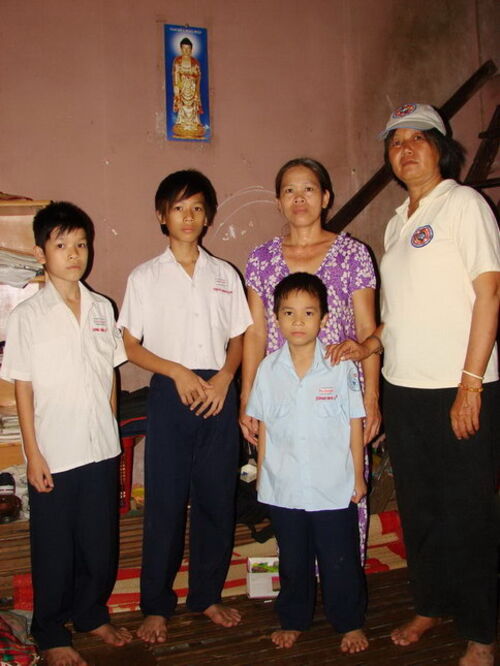 Phát học bổng cho học sinh nghèo tại Sài gòn, Bình Dương, và Đồng Nai