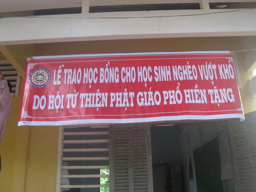 Hình ảnh giúp học bổng cho các em học sinh nghèo ở Vĩnh Long