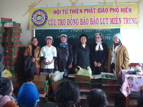 Giúp đỡ đồng bào nghèo tại làng Diên Đại, xã Phú Xuân, huyện Phú Vang