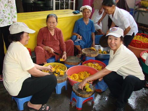 Giúp đỡ bữa ăn cho đồng bào nghèo tại Sài gòn