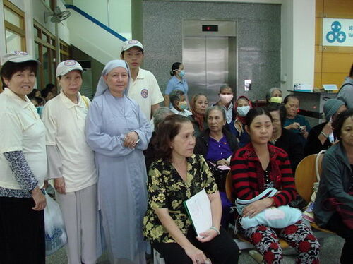Hình ảnh từ thiện mỗ mắt cho đồng bào nghèo do Hội Phổ Hiền đóng góp tham gia cùng Ban Tâm Đạo