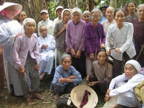Tâm thư kêu gọi từ thiện mùa Phật đản và hình ảnh ủy lạo đồng bào nghèo do Sư cô Thích Nữ Hoa Tâm thực hiện tại miền trung