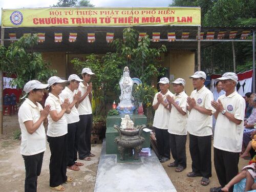 Hình ảnh buổi phát quà cứu trợ cho đồng bào nghèo nhân mùa Vu Lan