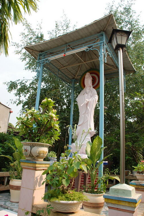 Giúp đỡ đồng bào dân tộc thiểu số nghèo-phát ngày 21 tháng 3 năm 2010 tại Chùa Phật Quang, Kontum