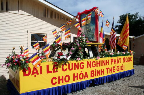 Đạo Tràng Pháp Hoa và Hội Từ Thiện Phật Giáo Phổ Hiền đi chiêm bái tôn tượng Phật Ngọc Hòa Bình tại Orange County