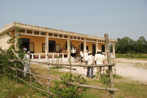 Giúp đỡ người già và giúp học bổng cho học sinh nghèo tại Huế-phát ngày 13 tháng 3 năm 2010