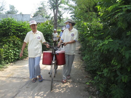 Nấu sữa cho bệnh nhân nghèo miền trung