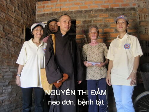 Giúp đỡ các gia đình khó khăn tại Bình Định nhân mùa Phật đản