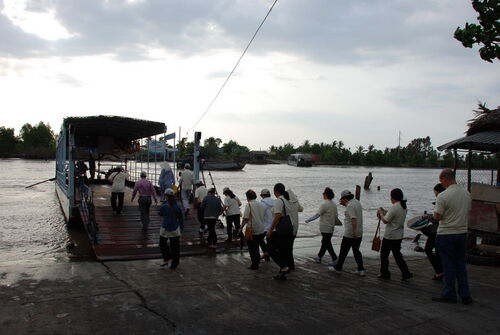 Giúp đỡ đồng bào nghèo tại Cà Mau-phát ngày 11 tháng 3 năm 2010