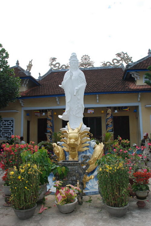 Giúp đỡ đồng bào nghèo tại Sông Cầu, tỉnh Phú Yên-phát chiều ngày 19 tháng 3 năm 2010 tại Chùa Diệu Tịnh