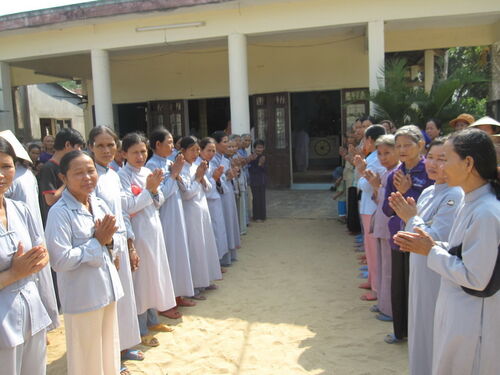 Hình ảnh từ thiện do thiện nguyện viên chùa Phú Thọ thực hiện