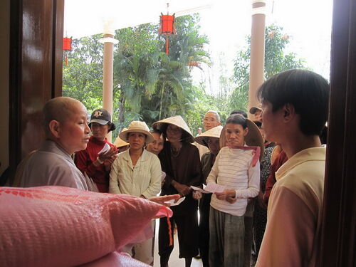 Hình ảnh từ thiện tại miền trung do Sư cô Thích Nữ Hoa Tâm và thiện nguyện viên, ân nhân của Hội từ Nam California về thực hiện với sự hỗ trợ của Phật tử chùa Phú Thọ tại Quảng Nam