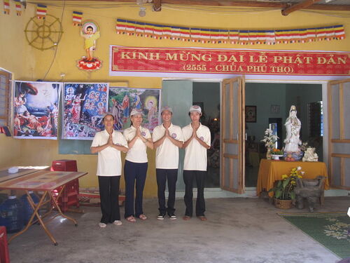 Hình ảnh từ thiện mùa Phật đản do thiện nguyện viên chùa Phú Thọ thực hiện