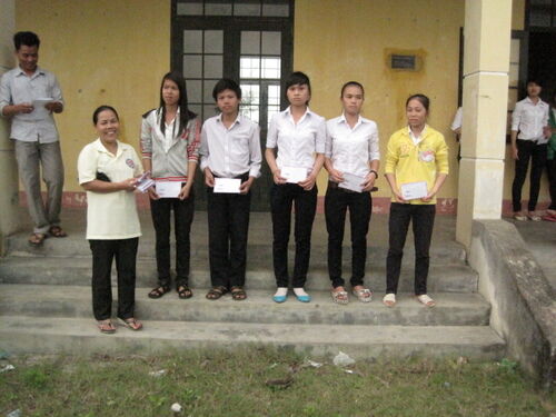 Phát học bổng cho học sinh và sinh viên nghèo tại Huế