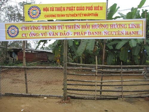 Hình ảnh từ thiện Tết Nhâm Thìn tại Quảng nam - Phát tại chùa Phú Thọ