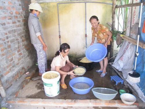 Phật tử và thiện nguyện viên Hội Phổ Hiền tại chùa Phú Thọ Quảng Nam giúp bữa sáng cho bệnh nhân nghèo nhân mùa Vu Lan