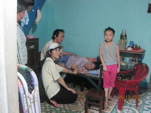 Thăm và giúp đỡ đồng bào nghèo tại Quy Nhơn nhân mùa Phật đản