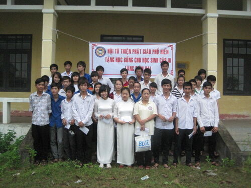 Hình ảnh phát học bổng cho học sinh nghèo hiếu học và giúp đỡ những hoàn cảnh khó khăn tại Huế