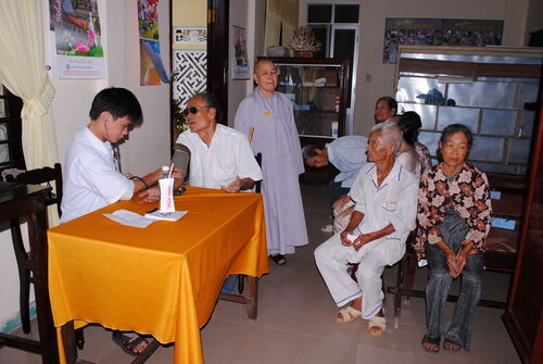 Giúp gạo cho các hoàn cảnh khó khăn tại Huế hồi hướng cho chư hương linh