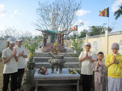 Thiện nguyện viên Phật tử chùa Phú Thọ, Đại Lộc, Quảng Nam thực hiện chương trình từ thiện Tết