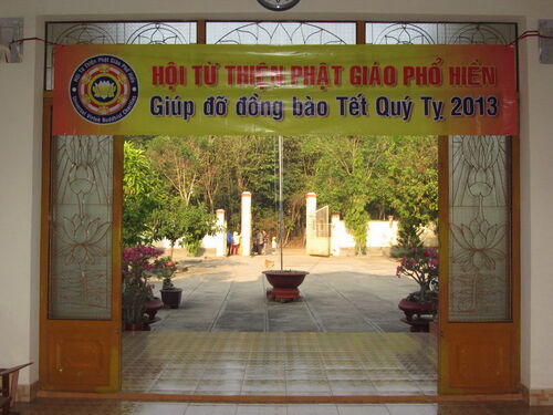 Thiện nguyện viên Hội Từ Thiện Phật Giáo Phổ Hiền tại Sài gòn đi thăm và giúp đỡ đồng bào nghèo và tàn tật tại Bình Dương nhân dịp Tết Quý Tỵ