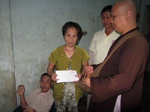 Thiện nguyện viên Hội Từ Thiện Phật Giáo Phổ Hiền tại Sài gòn giúp đỡ đồng bào nghèo và tàn tật tại Lái Thiêu