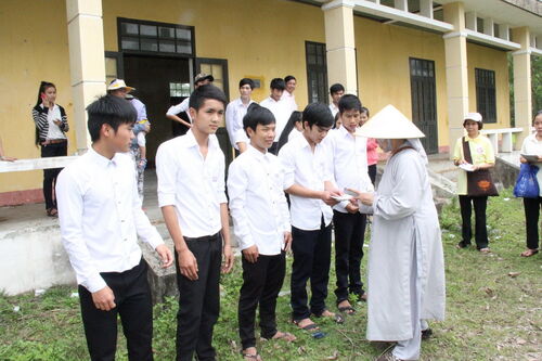 Hình ảnh phát học bổng cho học sinh nghèo hiếu học Huế