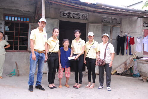 Giúp đỡ người già neo đơn, mù lòa, người tàn tật, gia đình có người bệnh tại Huế nhân mùa Vu Lan
