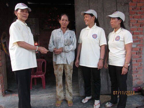 Thăm và giúp đỡ các hoàn cảnh bất hạnh tại miền trung