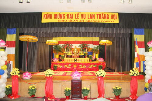 Phật tử Đạo Tràng Pháp Hoa chùa Phổ Hiền tham dự lễ Vu Lan do chùa Quan Âm Orange County tổ chức