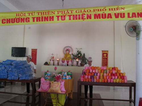 Sư cô Thích Nữ Hoa Tâm trao quà cho các cụ già bệnh yếu và người nghèo tại miền trung-Đợt 2