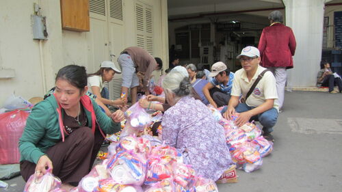 Giúp đỡ bệnh nhân ung thư nghèo nhân dịp Tết Ất Mùi