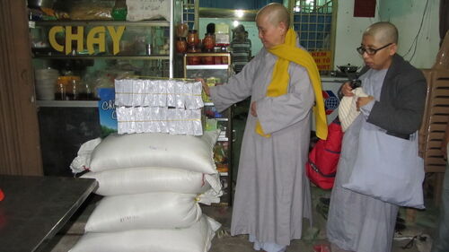 Sư cô Thích Nữ Hoa Tâm thăm và giúp đỡ trẻ em đường phố nghèo lớp học tình thương Hòa Hảo tại Sài gòn nhân dịp Tết Ất Mùi sắp đến