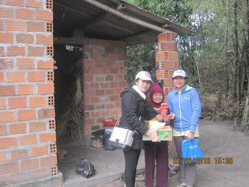 Thiện nguyện viên Hội Từ Thiện Phật Giáo Phổ Hiền tại Quy Nhơn đi thăm và giúp đỡ đồng bào nghèo đón Tết