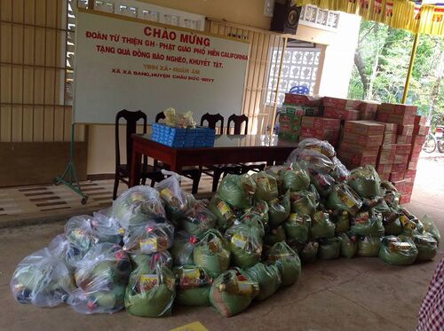 Giúp đỡ đồng bào nghèo khó, bệnh tật, và mù loà tại huyện Châu Đức, tỉnh Bà Rịa Vũng Tàu nhân mùa Phật đản