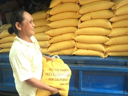 Giúp đỡ đồng bào dân tộc thiểu số nghèo tại huyện Nam Giang, tỉnh Quảng Nam nhân mùa Phật đản