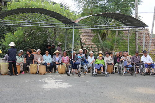Giúp đỡ bệnh nhân phong tại Di Linh