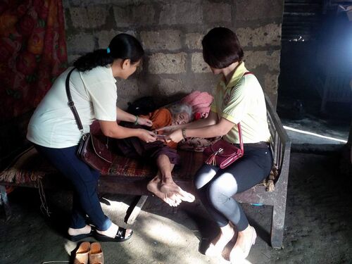 Thăm viếng và giúp đỡ các cụ già bệnh yếu neo đơn và gia đình nghèo tại Huế nhân dịp Tết Đinh Dậu